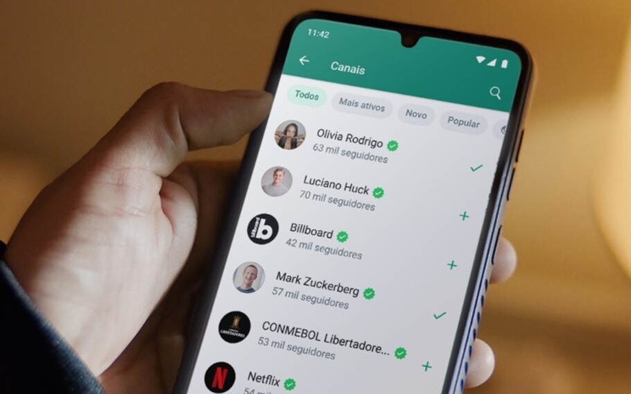 Canais do WhatsApp ganham enquetes, recados de voz e integração com Status