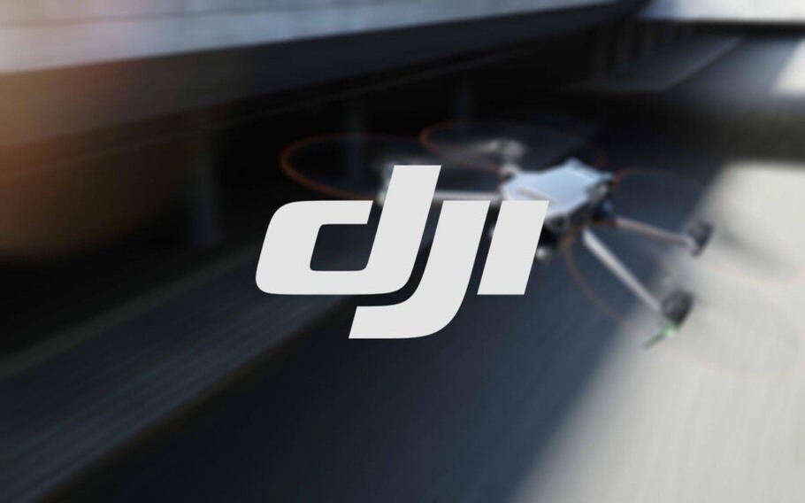 Logo da DJI com um drone desfocado no fundo