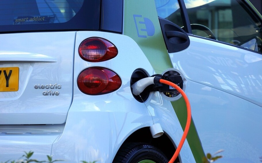 Importar carros elétricos e placas solares no Brasil está mais caro a partir de hoje