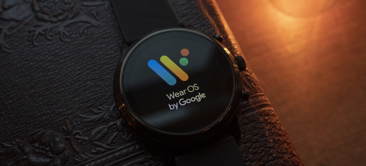 Smartwatch com o logo do Google Wear OS em um Galaxy Watch