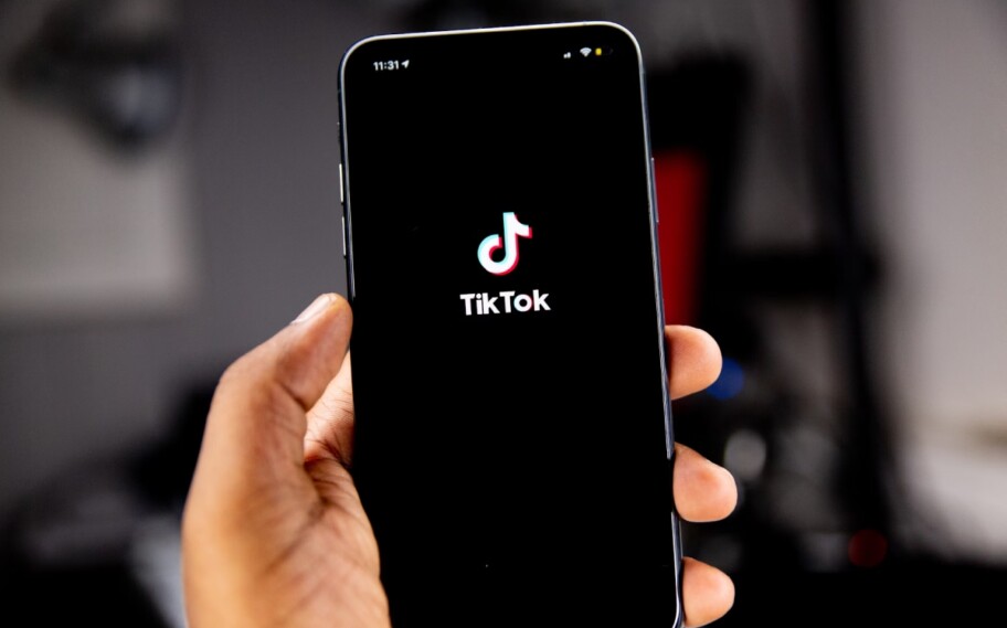 Aplicativo do TikTok em um smartphone / tiktok deezer